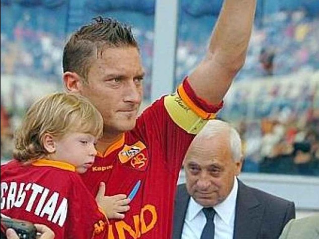 Calcio: Roma-Verona, Totti festeggia 38esimo compleanno in campo