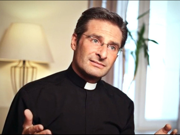 Teologo fa coming out, sono gay Ira del Vaticano, "irresponsabile"
