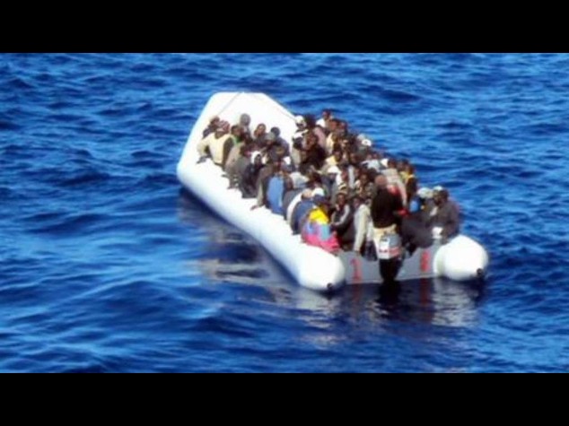 Immigrati: si ribalta gommone, 10 morti; altri 700 in salvo
