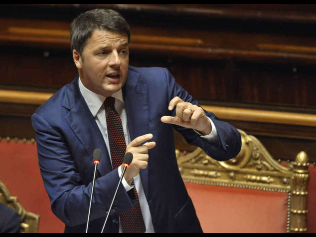 Renzi: poteri forti mi attaccano ma non mollo"