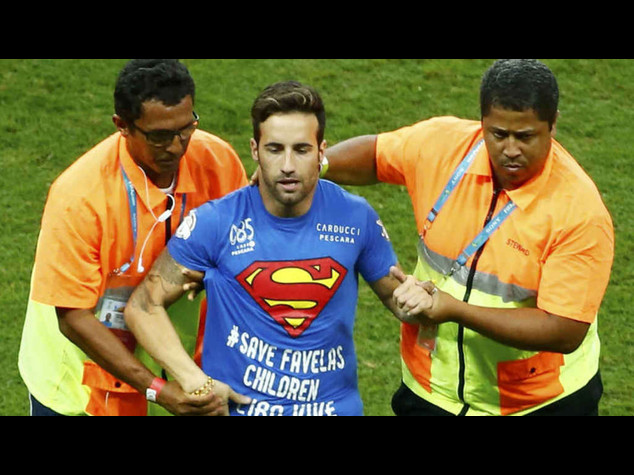 Brasile 2014: espulso Mario Ferri, il "falco" invasore di campo - Foto