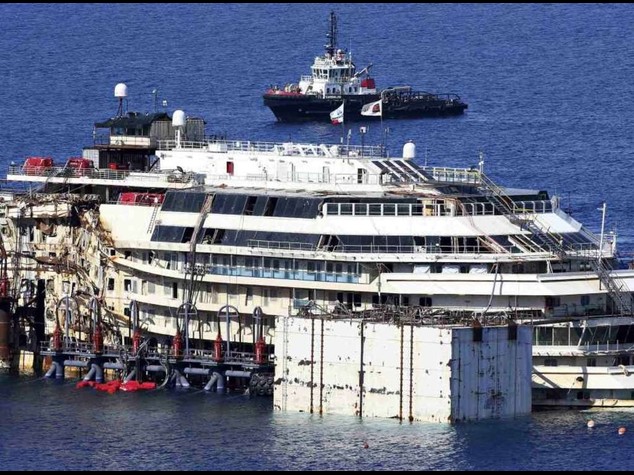 La Costa Concordia 'rigalleggia' Sollevata da piattaforma - Diretta