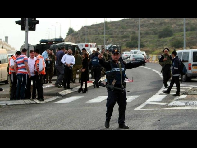 Palestinese fa autostop, lancia acido contro bimbe israeliane