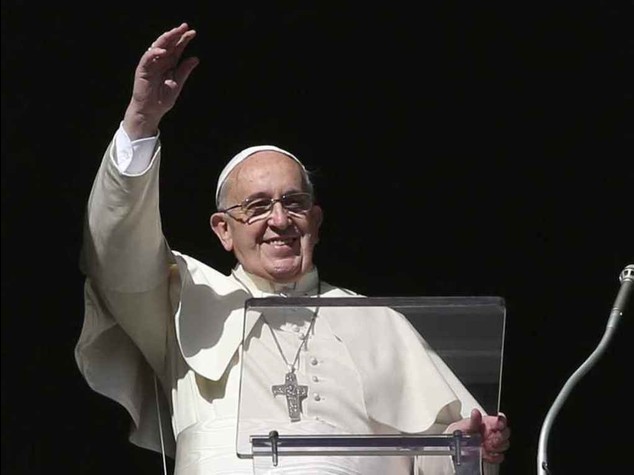 Il Papa ai fedeli: "lasciatevi consolare da Dio", "si' ai divorziati come padrini"