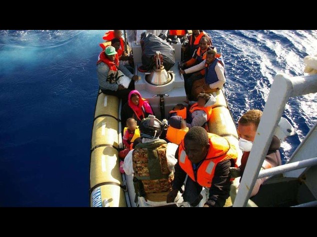 Sbarcano 607 immigrati a Augusta, altri 1. 771 salvi in poche ore