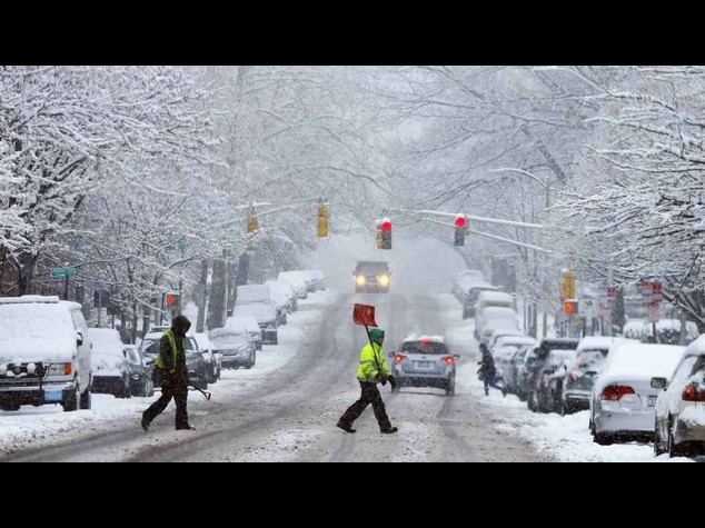 Stati Uniti sotto la neve, centinaia auto bloccate e 4. 000 voli cancellati