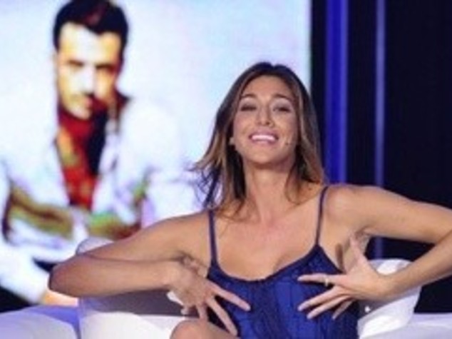 CORONA E BELEN LITIGANO ALL'USCITA DAL RISTORANTE