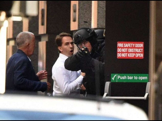 Paura a Sidney, ostaggi in un bar Terrorista issa bandiera islamica