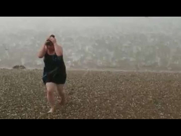Russia: chicchi grandine come palline tennis, fuga da spiaggia