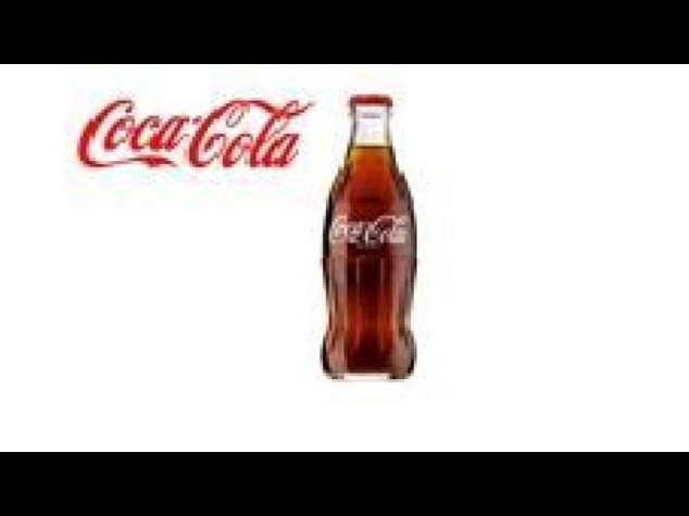 Coca Cola: iconica bottiglia compie 100 anni, diventa pezzo museo