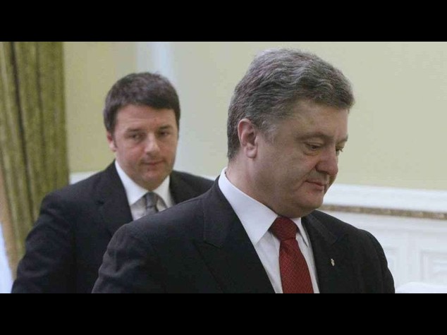Russia: Renzi depone 6 garofani rossi su luogo omicidio Nemtsov