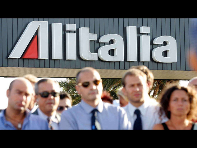 Alitalia: piloti e assistenti volo, serve voto su contratto