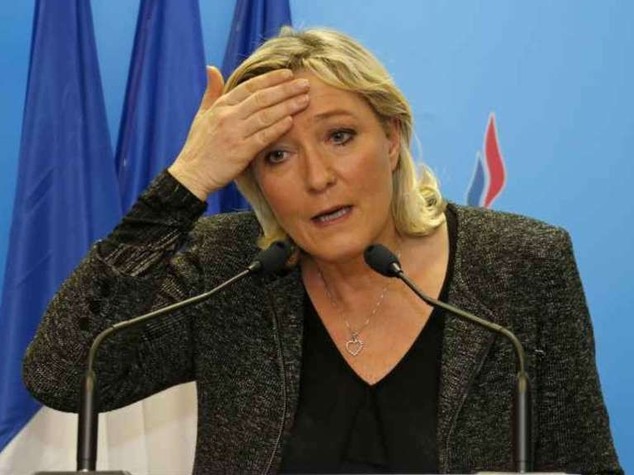 Il cane di Jean-Marie Le Pen divora il gatto della figlia Marine, e lei va via di casa