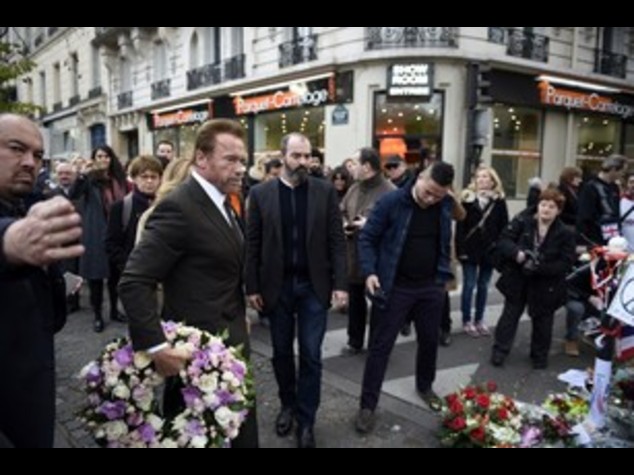 Schwarzenegger in raccoglimento al Bataclan, Je t'aime