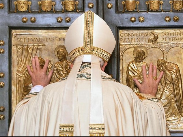 Il Papa ha aperto la Porta Santa