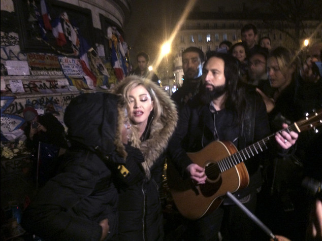 Madonna contro il terrorismo, mini concerto a sorpresa a Parigi