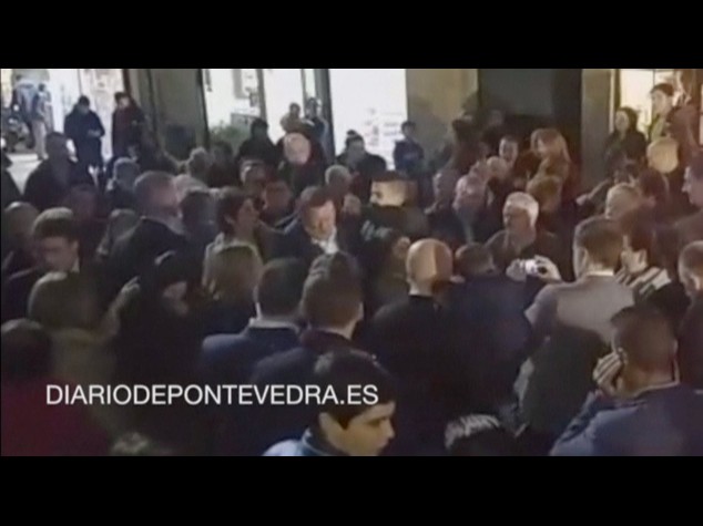 Rajoy aggredito in strada, colpito al volto - VIDEO