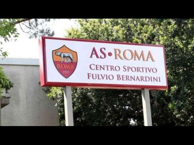 Crisi Roma, striscione a Trigoria "11 giocatori, 11 bare"