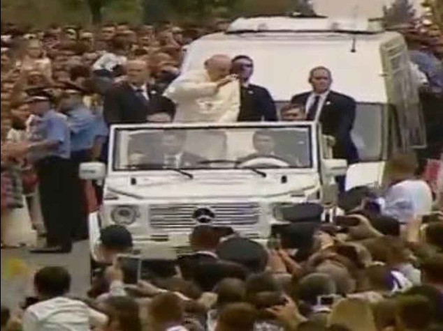 Papa in Albania: "e' un esempio" "Dio non e' scusa per la violenza"
