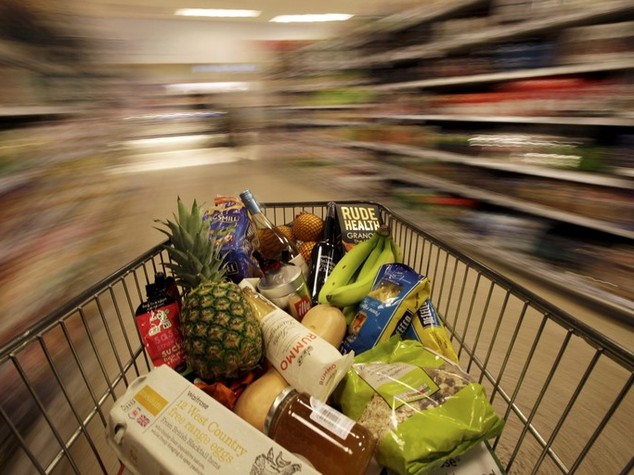 Ruba cibo in supermarket per necessita', Carabinieri pagano conto