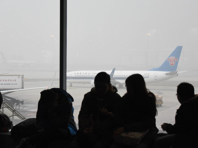Un bianco Natale di smog a Pechino, annullati 500 voli