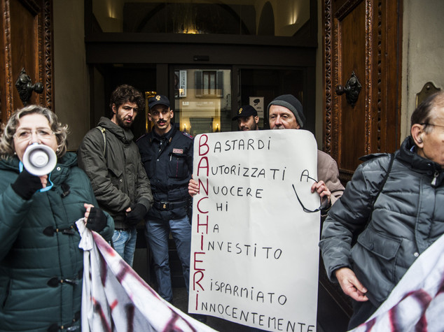 Rabbia risparmiatori davanti Banca Etruria "ladri". Csm, no incompatibilità pm Rossi - Foto