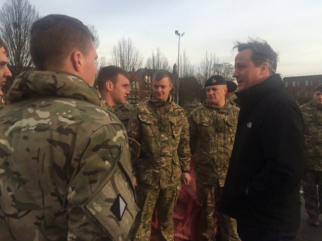 Cameron visita York sommersa dall'acqua e respinge critiche