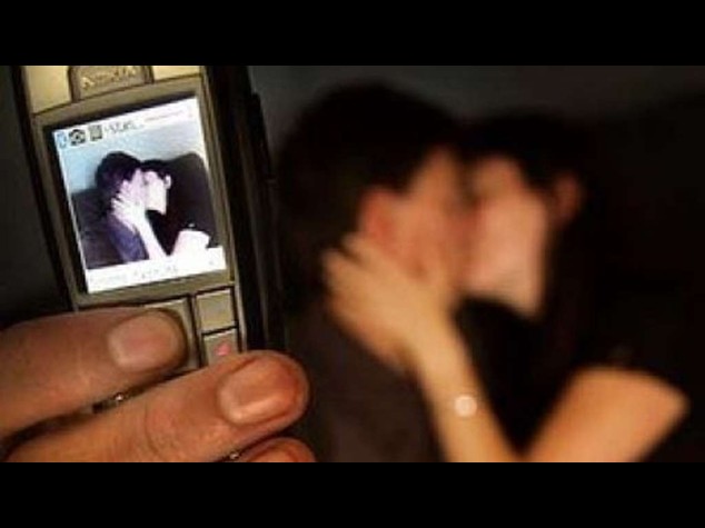 Adolescenti che fanno sexting hanno anche rapporti reali