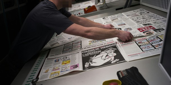 Nome sbagliato sulla targa. Figuraccia a commemorazione Charlie Hebdo