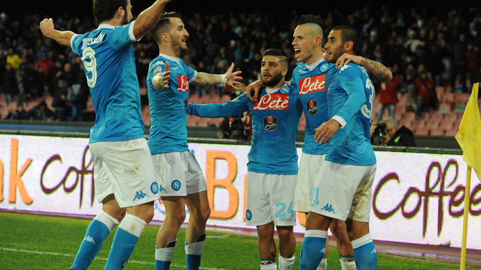 Napoli, poker servito alla Samp. Inter frena