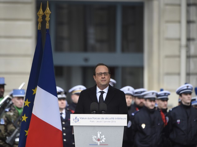 Hollande, "siamo in guerra, il terrorismo ci minaccia"