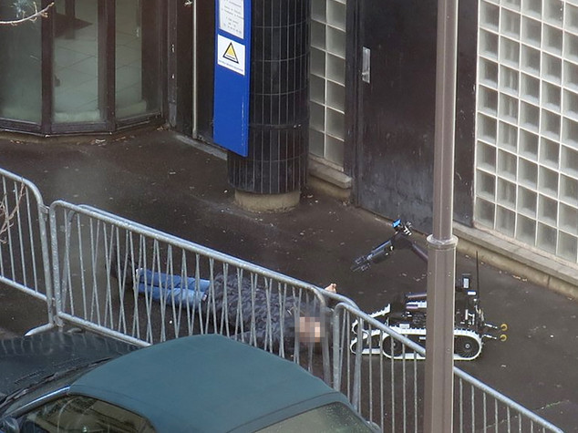 Parigi, ucciso uomo con finta cintura esplosiva