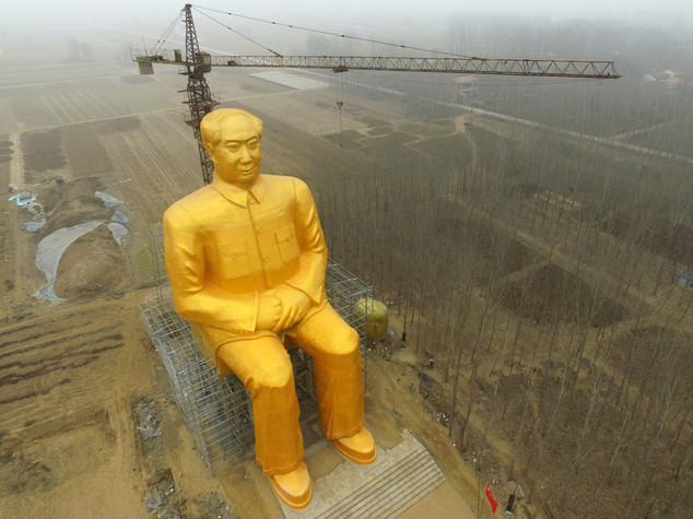 Cina, vandalizzata mega statua dorata di Mao