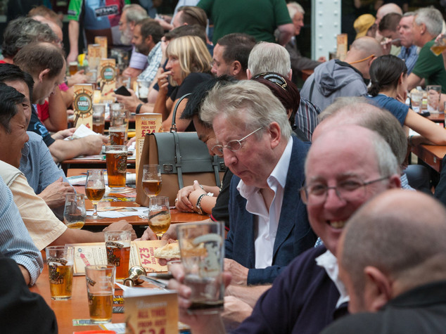 Londra stringe sull'alcool, massimo sette pinte a settimana