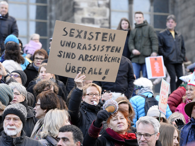 Colonia, Merkel "profughi colpevoli saranno espulsi"