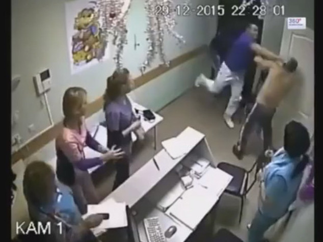 Choc in ospedale russo, medico uccide paziente a pugni - VIDEO
