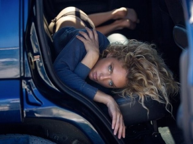 Si finge pornodivo e ricatta Justine Mattera - Foto