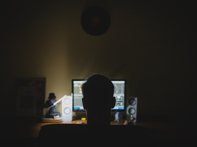 Abusi su 13enne conosciuta sul web, arrestato 64enne a Milano