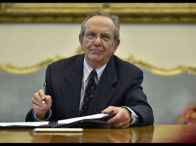 Padoan: crescita debole e incerta, "non ci sono scorciatoie"