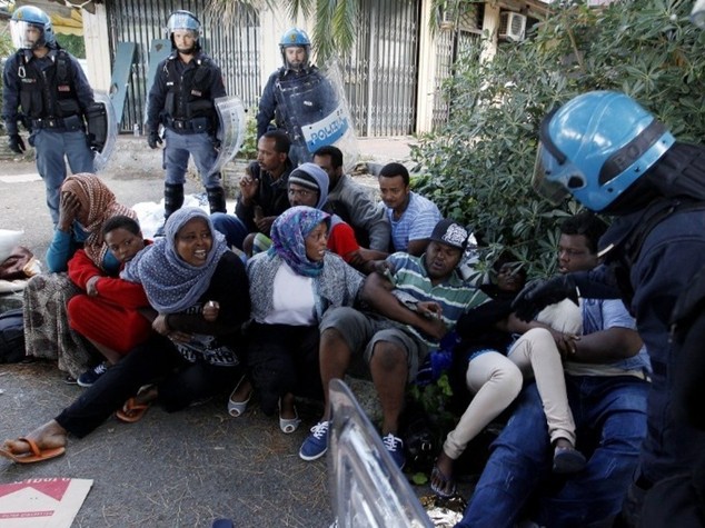 Migranti, Ungheria alza un muro Salvini attacca Papa Francesco