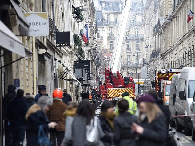 Parigi, brucia l'hotel Ritz