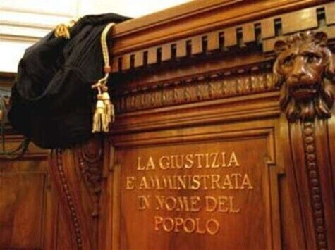 Scrive 'negro' sul suo fascicolo, sospeso un avvocato