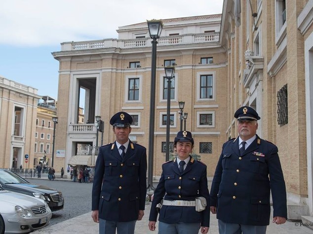 Partorisce in strada a San Pietro, poliziotta fa da ostetrica