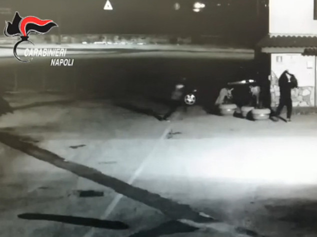 Sfondano muro con l' auto per rapina, arrestati