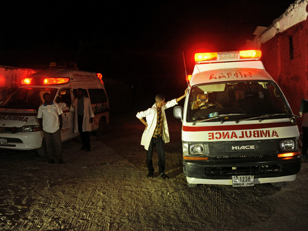 Autobombe in un ristorante a Mogadiscio, 7 morti