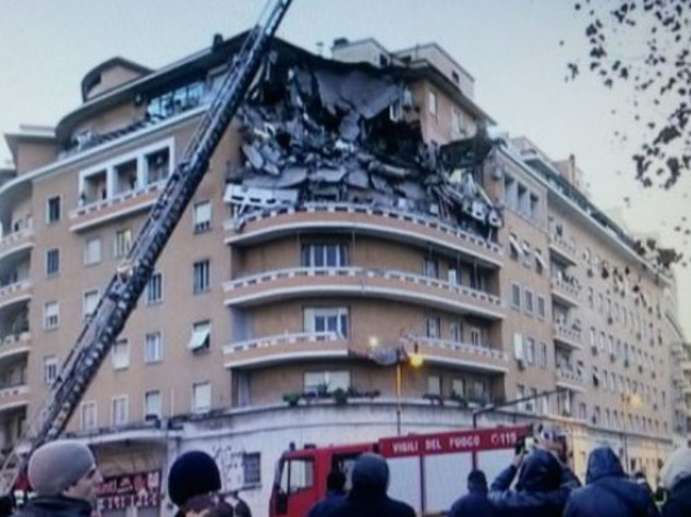 Crollati 3 piani di un palazzo a Roma, nessuna vittima - Foto - Video