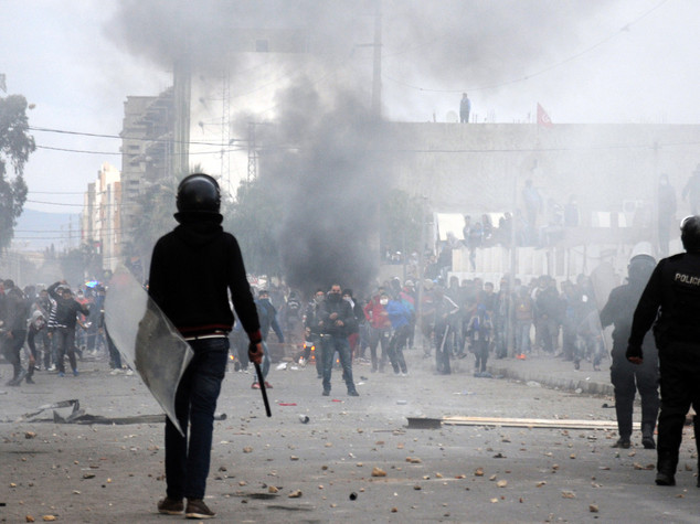 La Tunisia dichiara il coprifuoco