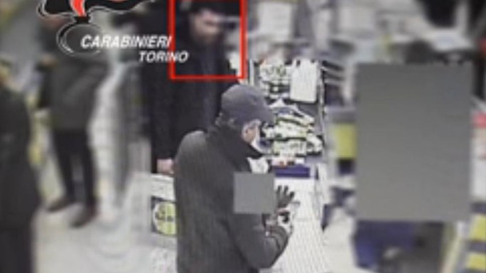 Egiziano eroe blocca rapinatore armato - VIDEO