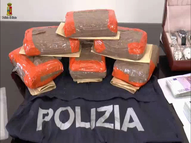 Nascondeva sette chili di coca nella cabina del camion - Video