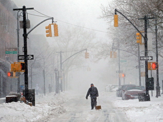 Tempesta paralizza New York, De Blasio blocca traffico
